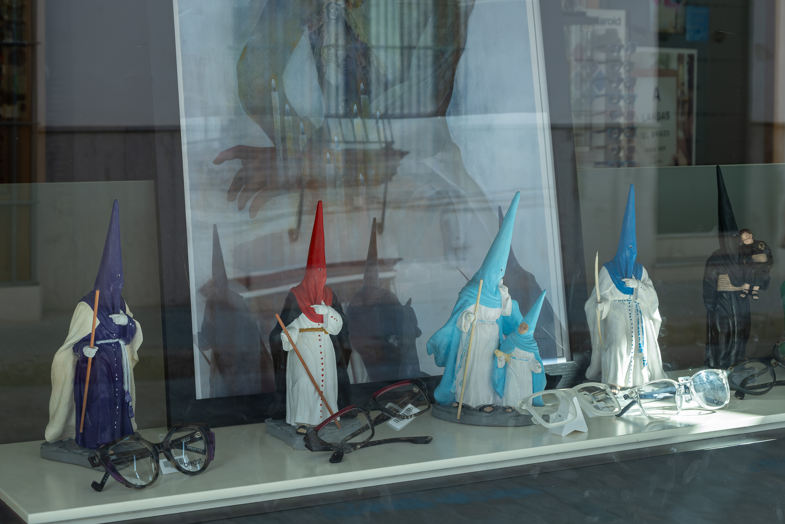 Semana Santa im Schaufenster des Optikers – Nazarenos zwischen Brillen